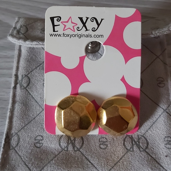 Bundle & save 🎉🆕FOXY Gold Studs 🦊 - Picture 4 of 4